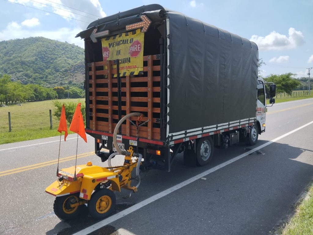 Medidor de fricción Douglas Mu-Meter MK-6 de GIPSAS remolcado en campo