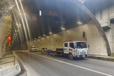 Vehículo de medición de Gipsas S.A.S. en un túnel vial